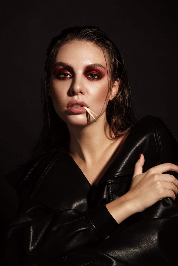 Les secrets d'une casquette rouge : comment la mettre en valeur pour un style chic et élégant