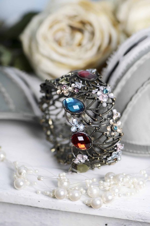 Pierre naturelle : Sélection et soin d'un bracelet en labradorite