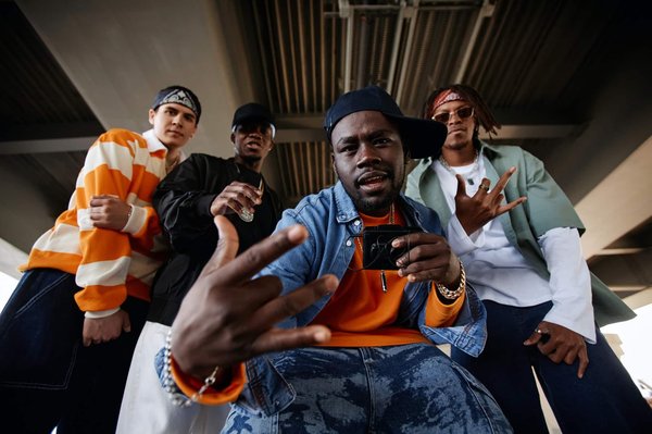 Quels sont les éléments de culture pop qui a contribué à la popularité du style baggy ?